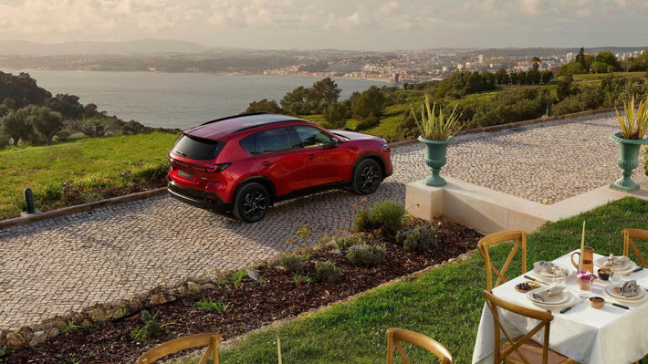 Ở thế hệ mới, Mazda CX-5 mang một diện mạo khác biệt rõ rệt. Phong cách thiết kế Kodo được đẩy lên một tầm cao mới với mặt ca-lăng mở rộng, các đường nét vuông vức và cứng cáp hơn, tạo cảm giác mạnh mẽ, đậm chất SUV. Cụm đèn chiếu sáng trước dạng LED siêu mỏng, lấy cảm hứng từ các dòng CX-70 và CX-90, cùng dải đèn hậu thanh mảnh phía sau giúp chiếc xe trông cao cấp và sắc sảo hơn.