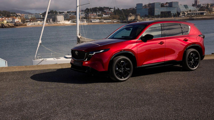 Việc Mazda tiếp tục trung thành với động cơ cũ khiến nhiều người không khỏi băn khoăn, đặc biệt khi các đối thủ trực tiếp như Honda CR-V, Toyota RAV4 hay Nissan Rogue đã và đang dịch chuyển mạnh mẽ sang xu hướng hybrid hoặc plug-in hybrid.