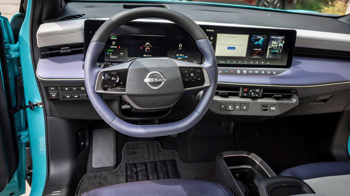 Không chỉ ngoại hình và động cơ, không gian nội thất của Leaf cũng được Nissan trau chuốt kỹ lưỡng. Màn hình trung tâm từ 12,3 đến 14,3 inch tích hợp hệ điều hành Google gốc với đầy đủ Maps, Assistant, Play Store. Hệ thống giải trí đi kèm dàn âm thanh Bose 10 loa, màn hình HUD hiện đại, trong khi trợ lý lái ProPILOT và loạt tính năng an toàn chủ động như phanh tự động, cảnh báo lệch làn, camera 360 giúp Leaf không kém cạnh bất kỳ mẫu SUV điện cao cấp nào trên thị trường.