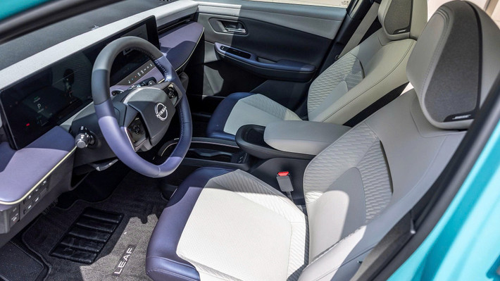 Điều khiến Leaf 2026 thực sự đáng gờm chính là khả năng sạc. Đây là mẫu Nissan đầu tiên hỗ trợ cổng sạc NACS của Tesla ngay từ khi xuất xưởng, đồng thời vẫn duy trì cổng chuẩn J1772 truyền thống. Không cần bộ chuyển đổi, không cần ứng dụng hay thẻ RFID, chỉ cần cắm sạc là xe tự nhận, nhờ tính năng Plug & Charge hiện đại tương tự Tesla.