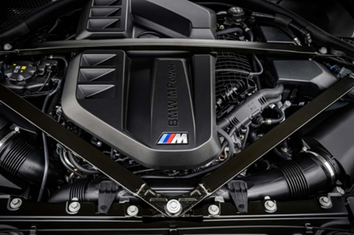 Với việc tăng công suất và giảm trọng lượng, BMW M cũng đã điều chỉnh toàn diện hệ thống vận hành. Xe sở hữu lò xo cứng hơn, giảm xóc thích ứng được tinh chỉnh, đi kèm các nâng cấp cho vi sai chống trượt điện tử, hệ thống phanh ABS và kiểm soát ổn định thân xe.