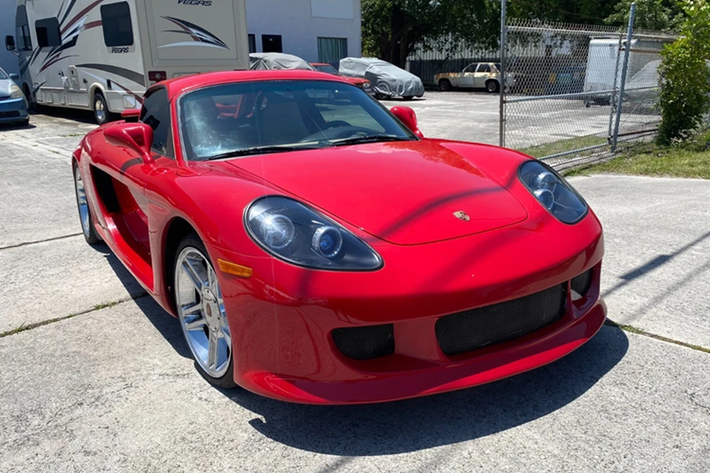 Một chiếc Porsche Boxster S đời 2000 vừa được rao bán trên sàn thương mại điện tử eBay với số tiền lên đến 100.000 USD. Điểm đặc biệt của chiếc xe này là có ngoại thất mô phỏng theo siêu xe Porsche Carrera GT.