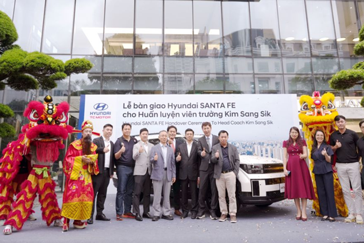 Buổi lễ bàn giao xe có sự tham dự của ông Nguyễn Anh Tú – Tổng Giám đốc Công ty Cổ phần Liên doanh Ô tô Hyundai Thành Công Việt Nam, huấn luyện viên bóng đá Kim Sang-sik cùng các cán bộ nhân viên HTV và trợ lý, thành viên chủ chốt trong Ban huấn luyện.