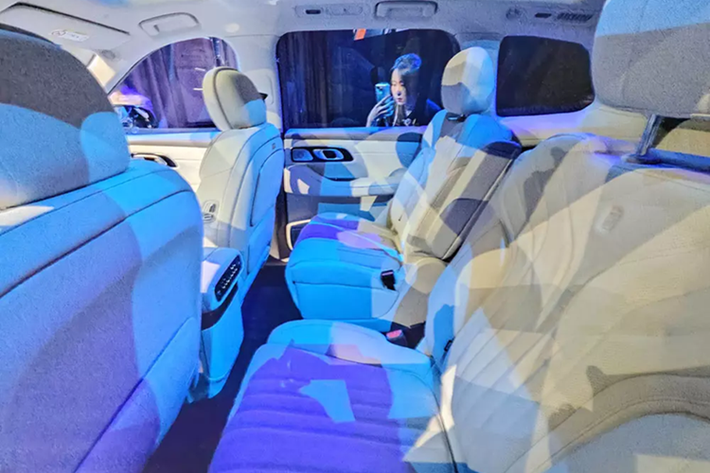 Bên trong Geely Galaxy M9 là nội thất đề cao sự thoải mái và không gian cho hành khách với chiều dài 3,7 mét và chiều cao 1,3 mét. Sàn ở hàng ghế thứ hai và thứ ba được thiết kế phẳng hoàn toàn, cộng thêm lối đi ở giữa rộng 180 mm.