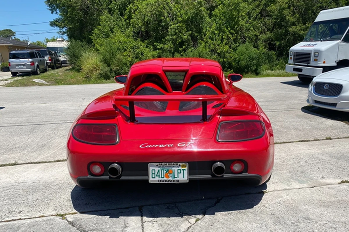Toàn bộ phần thân vỏ quen thuộc của chiếc Boxster S đã được thay thế với ngoại thất của Carrera GT, vốn dài hơn mẫu xe nguyên bản hơn 300 mm.