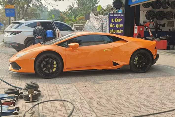 "Siêu bò" Lamborghini Huracan LP610-4 có thời gian tăng tốc từ vị trí đứng yên lên 100 km/h chỉ trong vòng 3,2 giây trước khi đạt vận tốc tối đa 325 km/h.