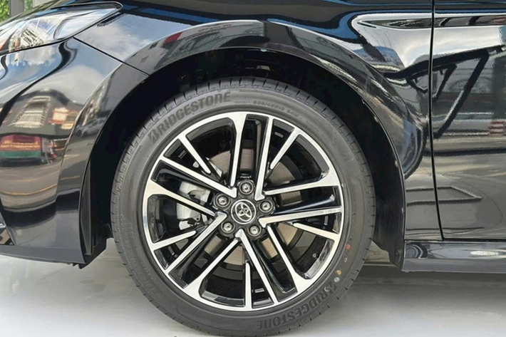 Dù đã ưu đãi sâu, Toyota Camry vẫn có giá bán cao hơn đáng kể so với đối thủ Mazda6. Hiện tại, phiên bản cao cấp nhất của Mazda6 có giá niêm yết chỉ 899 triệu đồng, thấp hơn gần 450 triệu đồng so với bản Camry hybrid.