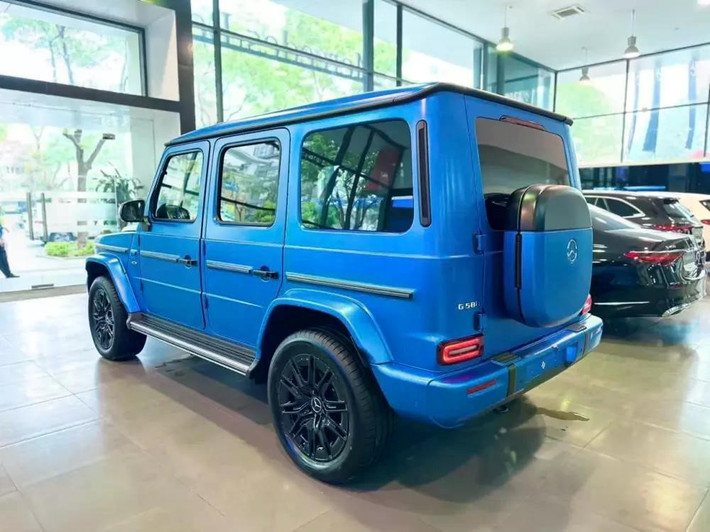 Mercedes-Benz G 580 EQ Edition One được trang bị 4 mô-tơ điện độc lập, sản sinh tổng công suất lên tới 587 mã lực và mô-men xoắn cực đại 1.164 Nm, những con số khiến nhiều mẫu SUV truyền thống phải dè chừng.