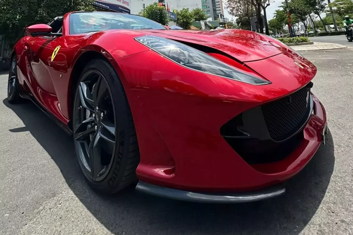 Vào cuối tháng 4/2025 vừa qua, thông tin về 1 chiếc siêu xe mui trần Ferrari 812 GTS mới về Việt Nam đã nhận được sự quan tâm, thú vị là xe đã có mặt tại 1 garage chuyên sửa xe cũng như hay nhập các mẫu xe độc lạ khi khách có yêu cầu.