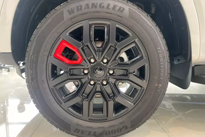 Bước vào bên trong Ford Everest Sport phiên bản đặc biệt, người dùng sẽ bắt gặp những trang bị như ghế bọc da màu đen thể thao, ghế trước chỉnh điện 8 hướng và điều hòa tự động 2 vùng độc lập kèm hệ thống cửa gió hàng ghế sau.