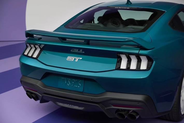 Cửa sổ sau có dòng chữ “MUSTANG” dựa theo phông chữ năm 1987–1993. Xe lấy cảm hứng màu sơn xanh ngọc trên Mustang Fox Body và gọi tên mới là Adriatic Blue Metallic; khách hàng có thể tuỳ chọn sắc cam Orange Fury Metallic Tricoat.