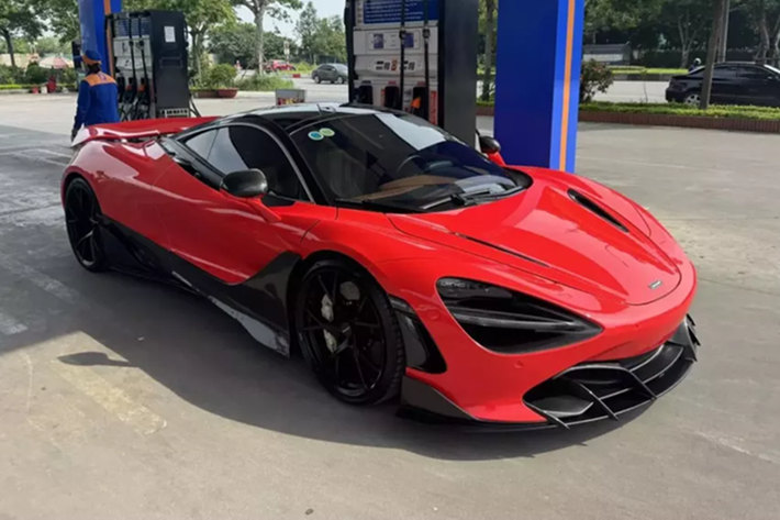 Như vậy là sau thời gian dài mang bộ áo bò sữa, chiếc siêu xe McLaren 720S với bộ body kit TopCar Design đã được cho dán màu đỏ, kết hợp rất ăn ý với bộ body kit sơn đen và carbon đẹp mắt.