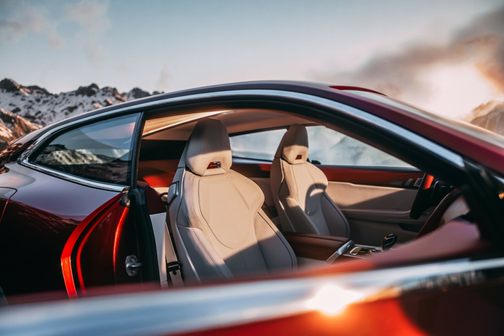 Từng chi tiết của xe được chăm chút thủ công bởi đội ngũ thợ lành nghề tại nhà máy BMW ở Dingolfing. Khoang lái của Concept Speedtop được bọc da cao cấp đến từ Poltrona Frau, kết hợp màu nâu Cognac và bạc ánh bạch kim, tạo nên không gian vừa ấm cúng vừa đậm chất sang trọng.