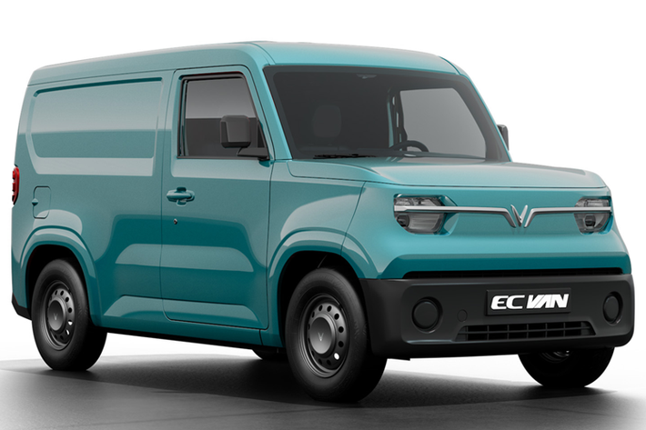 VinFast EC Van (E-City Van) có kích thước dài x rộng x cao là 3.767 x 1.680 x 1.790 mm, chiều dài cơ sở 2.520 mm, phù hợp với nhiều điều kiện giao thông. Xe có thiết kế 2 chỗ ngồi và khoang chở hàng phía sau với dung tích 2.600 lít, tải trọng trên 600 kg.