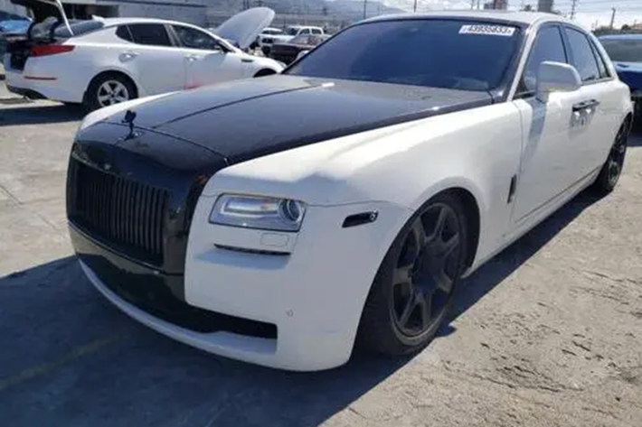 Diện mạo chiếc xe siêu sang Rolls-Royce Ghost này có 2 màu trắng-đen khá bắt mắt và nội thất càng nổi bật, khi nó được bọc da màu cam Hermes rất sang trọng. Xe có giá chỉ hơn 5 tỷ đồng.
