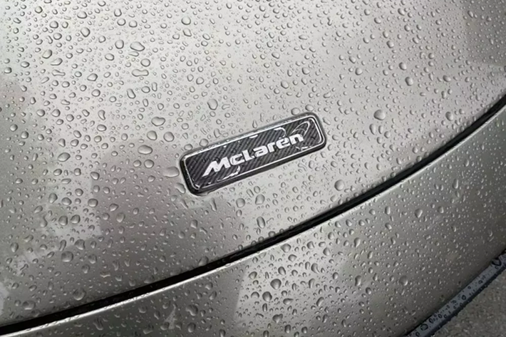 Chiếc siêu xe hàng hiếm McLaren 650S Spider MSO xuất hiện tại thị trường Việt Nam mang màu sơn Sarigan Quartz, đây là 1 trong 3 màu sơn mà bộ phận cá nhân hoá McLaren Special Operations (MSO), đã đưa ra cho siêu xe mui trần hàng hiếm này.