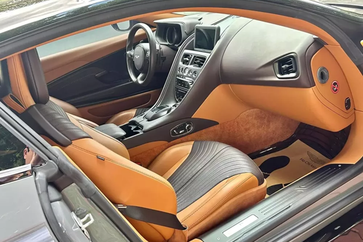 Mới nhất, chiếc xe thể thao hạng sang Aston Martin DB11 V8 đã được 1 thương lái ở Tp.HCM mua lại từ showroom chuyên mua bán xe đã qua sử dụng ở Hà Nội, xe hiện đang được chào bán công khai gần 10 tỷ đồng, rẻ gần 2 tỷ đồng so với đầu năm nay.