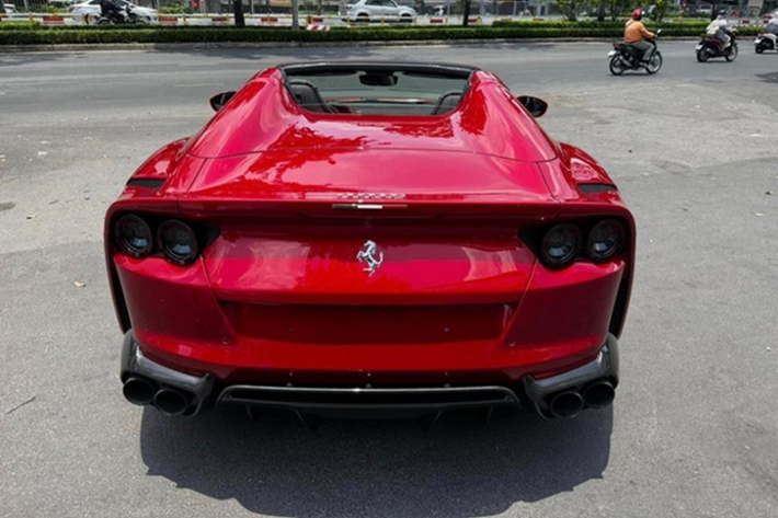 Sử dụng động cơ V12, hút khí tự nhiên, dung tích 6.5 lít nên siêu xe mui trần của Ferrari 812 Superfast sở hữu công suất tối đa 789 mã lực đi cùng mô-men xoắn cực đại 718 Nm.