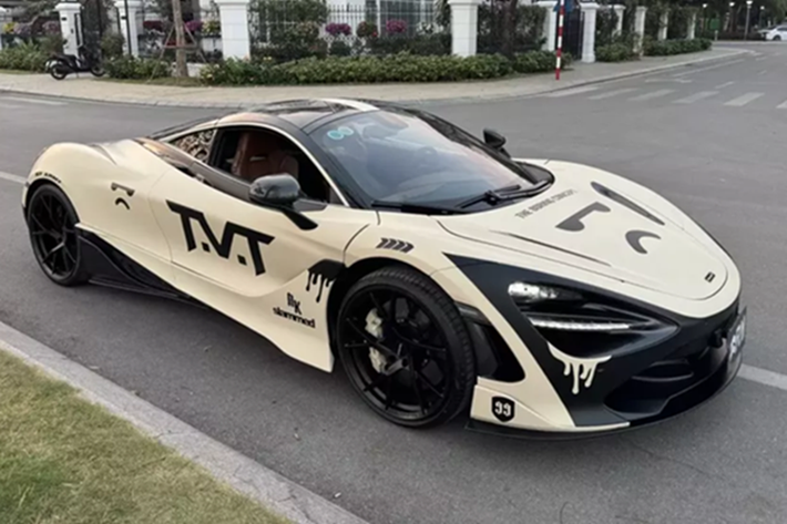 Chi tiết này được sơn đen tông xuyệt tông với kẹp phanh bên trong. Cuối cùng là việc lột xác nhẹ cho chiếc siêu xe McLaren 720S này bằng bộ khuếch tán lớn, khá hầm hố, cản sau sử dụng carbon của TopCar, thay vì dạng vật liệu composite nhẹ của nguyên bản, giúp tổng thể xe hài hòa hơn.