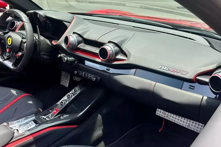 Tại thời điểm ra mắt, siêu xe mui trần Ferrari 812 GTS có giá bán trên 450.000 đô la, tương đương 10,5 tỷ đồng nhưng hiện tại, các xe cũ đã đều tăng giá từ 100.000 đô la đến 250.000 đô la, tùy theo độ mới, xe có option ra sao.