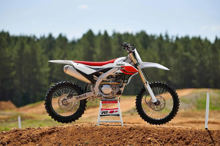 YZ450F 2026 vẫn giữ mức trọng lượng lý tưởng khoảng 110 kg, bình xăng 6 lít, cùng hệ thống phanh đĩa hiệu suất cao và lốp Dunlop MX33 chuyên dụng. Tất cả nhằm mang lại trải nghiệm tối ưu trên mọi loại địa hình.