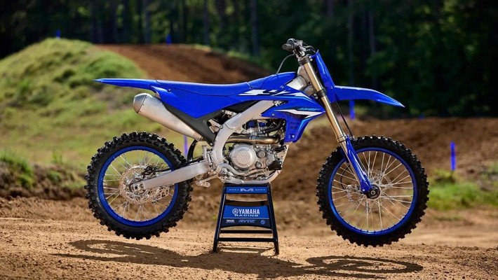 Yamaha vừa chính thức vén màn phiên bản YZ450F 2026, mẫu mô-tô địa hình đỉnh cao với hàng loạt cải tiến mang tính đột phá. Không chỉ mạnh hơn, mẫu xe còn được tinh chỉnh để dễ điều khiển hơn, linh hoạt hơn, hướng đến những tay lái muốn duy trì tốc độ cao trong thời gian dài mà vẫn cảm thấy tự tin và kiểm soát.