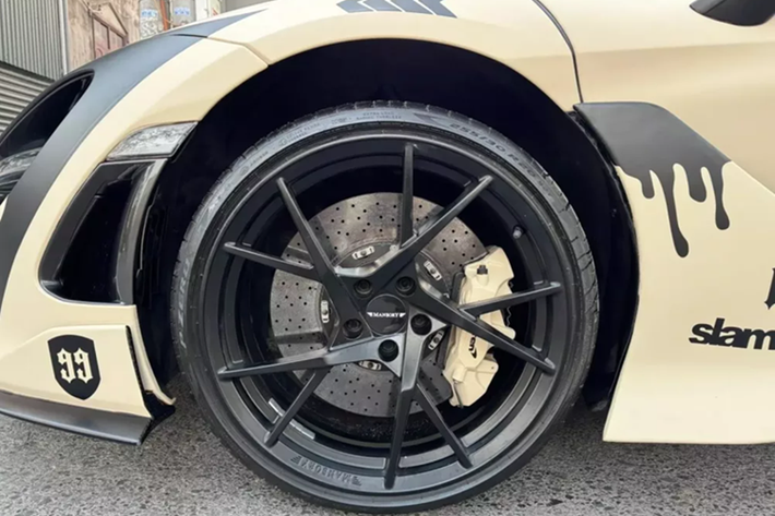 Bản độ TopCar Design dành cho siêu xe McLaren 720S bao gồm trang bị bộ nắp capô phía trước carbon, nhìn hầm hố hơn so với loại sơn cùng màu thân xe ở nguyên bản, tiếp đến, cản trước của xe cũng là carbon nhưng có thêm bộ cánh lướt gió trước, với các chấu bám chặt vào cản, tạo ra sự hung dữ cho mặt tiền xe.