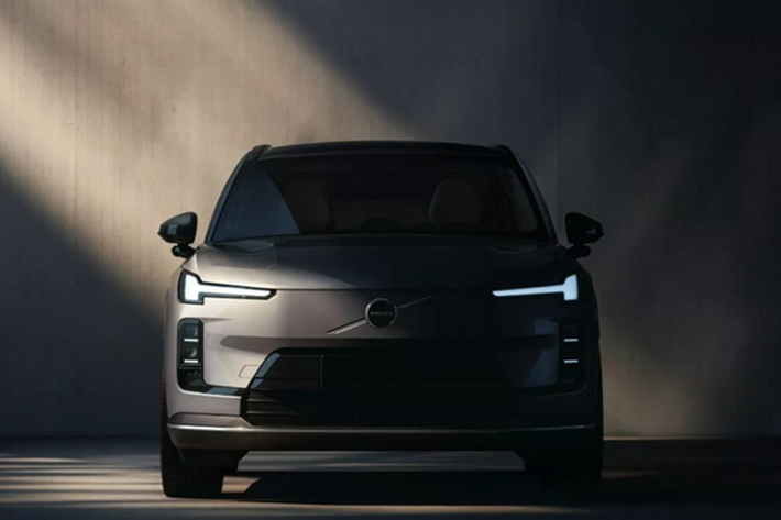 Hồi đầu tháng, Volvo đã hé lộ hình ảnh đầu tiên về mẫu XC70 hoàn toàn mới. Đến nay, Bộ Công nghiệp và Công nghệ Thông tin Trung Quốc đã công bố đầy đủ hình ảnh và thông số kỹ thuật của mẫu xe này, qua đó xác nhận thời điểm ra mắt là trong năm 2025 tại thị trường Trung Quốc.