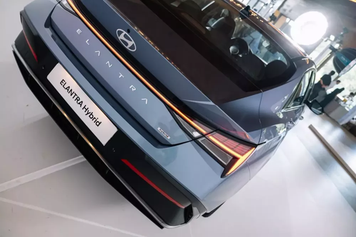 Bước sang phiên bản mới, Hyundai Elantra được áp dụng ngôn ngữ thiết kế “Parametric Jewel” đặc trưng của hãng với các đường nét góc cạnh từ trước ra sau. Trong đó, khu vực đầu xe được làm mới với lưới tản nhiệt hẹp hơn, đi kèm mắt lưới hình học, và cụm đèn pha LED thanh mảnh hơn, tích hợp dải đèn LED định vị ban ngày dài hơn trước.