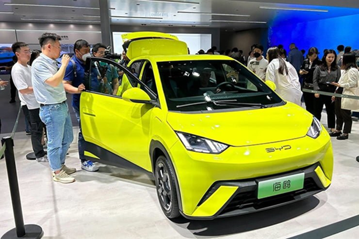 Công suất, phạm vi di chuyển và tốc độ sạc cũng khác nhau giữa các phiên bản. Theo đó, hai phiên bản Active và Boost đều sử dụng mô-tơ điện có công suất tối đa 87 mã lực. Tuy nhiên, bản Active rẻ hơn chỉ được trang bị pin LFP với dung lượng 30 kWh và tốc độ sạc tối đa 65 kW.