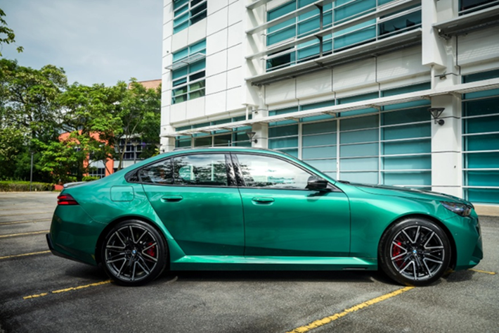 Hệ thống âm thanh động cơ được mô phỏng qua BMW IconicSounds Electric kết hợp cùng ống xả M Sport, tạo trải nghiệm lái đậm chất thể thao. BMW M5 G90 được trang bị hệ thống treo trước tay đòn kép và treo sau liên kết 5 điểm, đi kèm hệ thống treo thích ứng M với 3 chế độ: Comfort, Sport và Sport Plus.