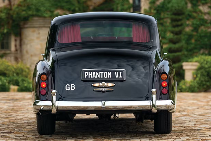Hầu hết thân xe Phantom VI do Mulliner Park Ward thực hiện, chủ yếu là kiểu limousine, dù một số ít xe có thân landaulet (hành khách phía sau ngồi dưới phần mui xếp). Phantom VI cũng là mẫu xe cuối cùng trong dòng xe có khung gầm riêng, đồng thời khép lại truyền thống chế tác thân xe riêng. Sản xuất kết thúc đầu năm 2017, vài tháng sau Phantom VII ra mắt.