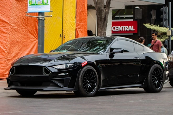 Ford Mustang GT được trang bị đến loại động cơ V8, dung tích 5.0 lít, hút khí tự nhiên, sản sinh công suất tối đa 460 mã lực và mô-men xoắn cực đại 569 Nm.