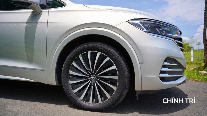 Xe sử dụng bộ mâm từ 19 inch đi cùng bản lốp cỡ lớn 235/55. Sự tối giản này giúp tổng thể xe luôn giữ vẻ sang trọng, kín đáo và đúng chất "xe dành cho người chững chạc".