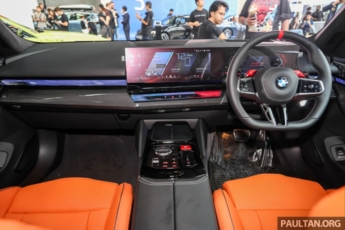 BMW M5 2025 gây ấn tượng với thiết kế khí động học mạnh mẽ gồm: hốc gió cỡ lớn, lưới tản nhiệt BMW Iconic Glow phát sáng viền đen bóng, gói M Carbon (gồm nóc xe, gương chiếu hậu và cánh lướt gió), cùng bộ mâm hợp kim M 20 inch phía trước và 21 inch phía sau.