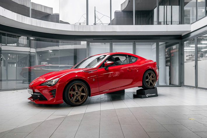 Chiếc xe Toyota 86 số sàn về tay Cường Đô la đã lột xác với bản độ rất đắt tiền, cao hơn cả tiền mà tay chơi này bỏ ra để sở hữu chiếc xe JDM này, vì thế, trong 1 buổi tối ngẫu hứng, anh đã mang xe đi trải nghiệm 1 nơi bí mật, đến vợ cũng không hay biết.
