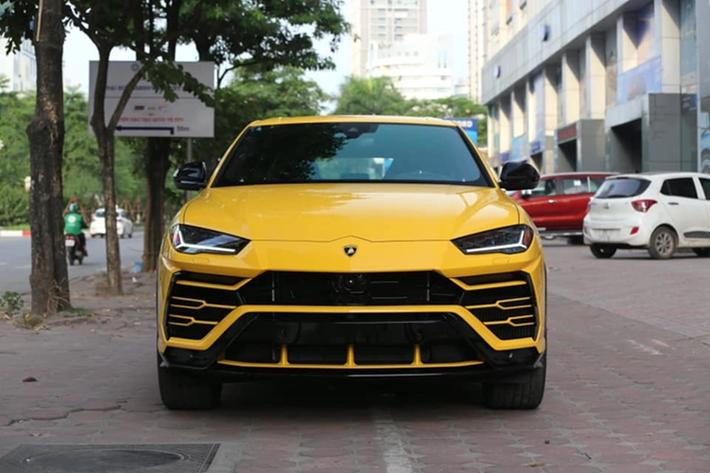 So với lần xuất hiện trước, xe được độ thêm bộ mâm mang mã VLS07 đến từ hãng Velos, với thiết kế đa chấu màu xám độc đáo. Điều này giúp cho tổng thể ngoại hình xe cân xứng hơn so với thời điểm chủ nhân còn giữ lại bộ mâm zin 23 inch mang tên gọi Taigete sơn màu đen Shiny Black.
