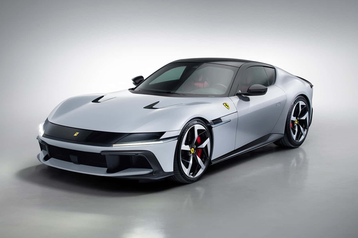 Thú vị của mẫu xe này nằm dưới nắp capô, nơi chiếc siêu xe Ferrari 12Cilindri sẽ không có thêm máy điện nào, mà chỉ sử dụng duy nhất một động cơ xăng V12, dung tích 6.5 lít, hút khí tự nhiên, với công suất lên đến 819 mã lực, và điểm ấn tượng là vòng tua máy cao nhất của xe đến 9.500 vòng/phút.
