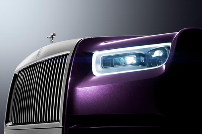 Phantom VII được thay thế bởi Phantom VIII vào năm 2017. Phantom VIII cũng dùng động cơ V12 6.75 L, phiên bản tùy chỉnh của động cơ N74 của BMW (dùng trên Cullinan và Ghost, cùng nền tảng với Phantom VIII), kết hợp hộp số tự động 8 cấp.