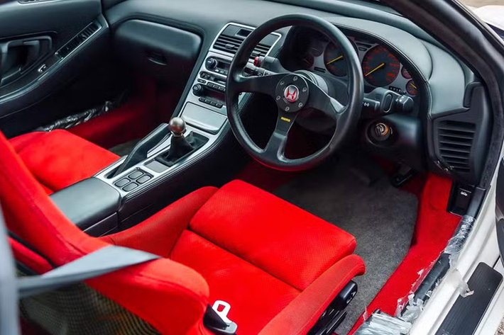 Siêu xe NSX đã truyền cảm hứng cho Gordon Murray khi thiết kế McLaren F1 huyền thoại. Siêu xe nhà Honda/Acura cũng là lựa chọn rẻ hơn và dễ tiếp cận hơn Ferrari 348, NSX đã buộc Ferrari phải đáp trả bằng F355 vào năm 1994.