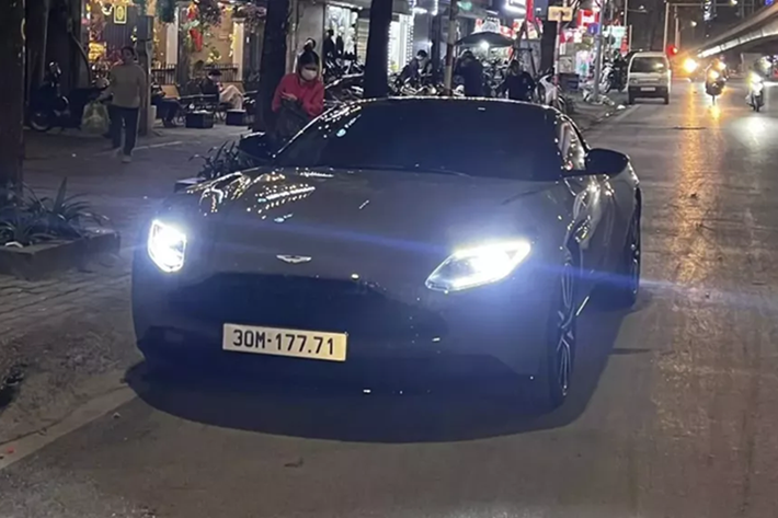 Ở thiết kế, Aston Martin DB11 có nắp ca-pô hình "vỏ sò" được làm từ một tấm nhôm duy nhất, giữa 2 phiên bản V8 và V12, hãng xe sang Anh quốc tạo sự khác biệt bằng số lượng khe hút gió trên các xe Aston Martin DB11 đang lăn bánh tại Việt Nam là 2 so với con số 4 của bản DB11 V12.