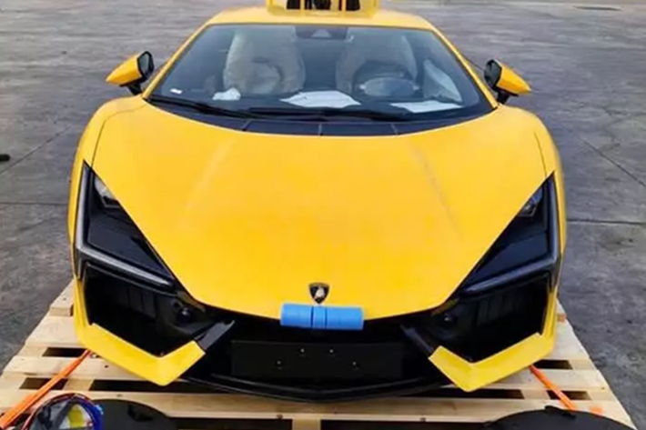 Nhiều khả năng chiếc siêu xe Lamborghini Revuelto này sẽ là xe đầu tiên về Việt Nam dành cho khách hàng, nếu đúng vậy, đây thực sự là 1 người đam mê, vì dám chi ra số tiền tối thiểu từ 43 tỷ đồng để sở hữu mẫu xe bò tót.