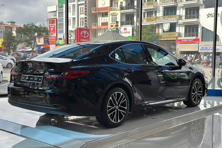 Nằm bên dưới nắp ca-pô của Toyota Camry 2025 tại Việt Nam là 2 tùy chọn động cơ. Đầu tiên là động cơ xăng 4 xi-lanh, hút khí tự nhiên, dung tích 2.0L như cũ, tạo ra công suất tối đa 170 mã lực và mô-men xoắn cực đại 206 Nm.
