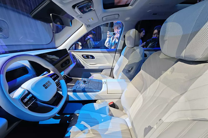 Trên nóc xe là cảm biến LiDAR nhô lên - một bộ phận quan trọng trong hệ thống hỗ trợ lái có tên "Thiên Lý Hạo Hãn" của hãng Geely. Đáng chú ý, tay nắm cửa của xe vẫn giữ thiết kế cơ học truyền thống thay vì loại ẩn vào thân như xu hướng thịnh hành.