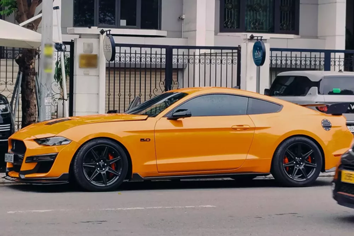 Nằm trong số rất ít xe Ford Mustang GT tại Việt Nam, tuy nhiên, chiếc xe này lại trở nên đặc biệt khi được chủ nhân trang bị bộ body kit độ của bản Ford Mustang Shelby GT500. Theo tìm hiểu, tại Việt Nam chỉ có đúng 1 chiếc xe Ford Mustang Shelby GT500 đời mới được nhập về nước, xe thuộc sở hữu của ông Đặng Lê Nguyên Vũ.
