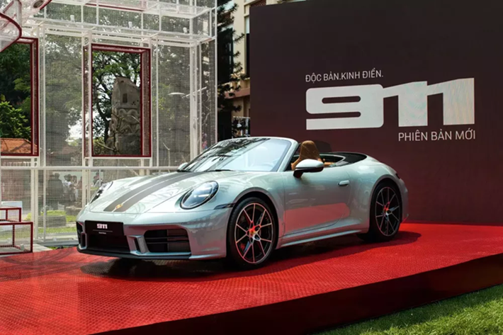 Tại Bảo tàng Mỹ thuật Việt Nam từ ngày 22 đến ngày 23/3/2025, Porsche Việt Nam đã chính thức cho ra mắt 911 bản nâng cấp mới 2025, mẫu xe mang tính biểu tượng của họ trong suốt hơn 60 năm qua, và chưa có dấu hiệu xuống sức.