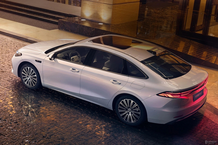 Phạm vi di chuyển thuần điện Geely Galaxy A7 từ 55 km hoặc 120 km. Theo Geely, chiếc sedan tiêu thụ nhiên liệu 2L/100 km và có thể di chuyển tối đa 2.100 km khi đầy đủ nhiên liệu.
