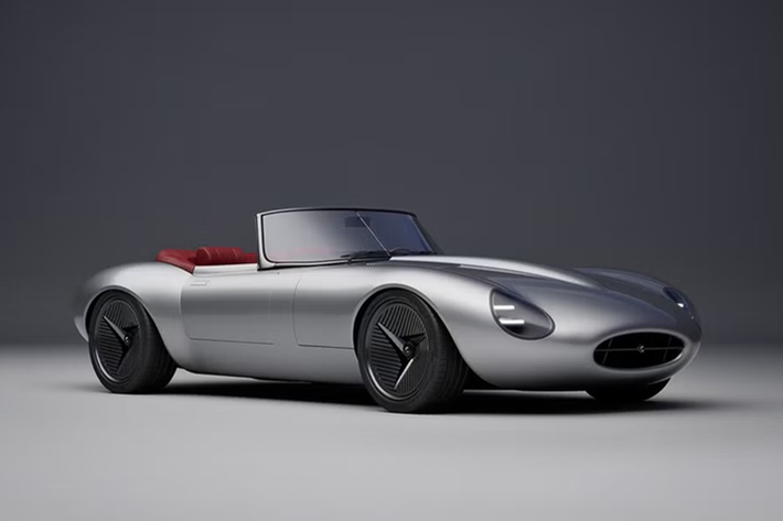 Ian Stuart Callum là nhà thiết kế ôtô nổi tiếng, từng làm việc cho các thương hiệu lớn như Ford, TWR, Jaguar và Land Rover. Ông cũng là nhà thiết kế chịu trách nhiệm chính với nhiều mẫu xe biểu tượng như Ford Escort RS Cosworth, Aston Martin DB7, Jaguar F-Type, C-X75 Concept...