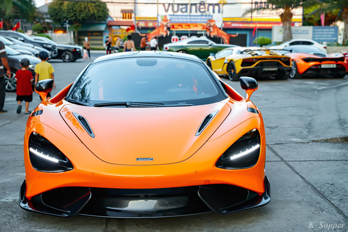 Còn siêu xe Ferrari 488 GTB sử dụng động cơ V8, tăng áp kép, dung tích 3.9 lít sản sinh ra công suất tối đa 661 mã lực tại vòng tua 8.000 vòng/phút và mô-men xoắn cực đại đạt 760 Nm tại vòng tua 3.000 vòng/phút.