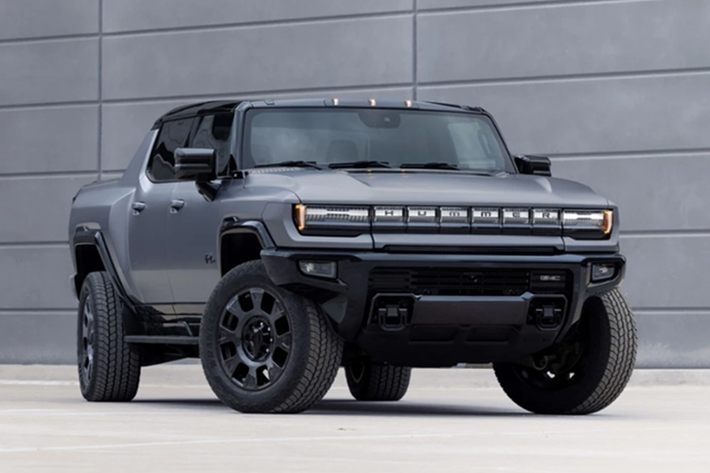 Theo đó, GMC Hummer EV Carbon Fiber Edition 2026 mới không chỉ gây ấn tượng với ngoại hình hầm hố, vật liệu cao cấp mà còn sở hữu những nâng cấp vận hành đáng chú ý, đặc biệt trong thời điểm đầu mở bán.